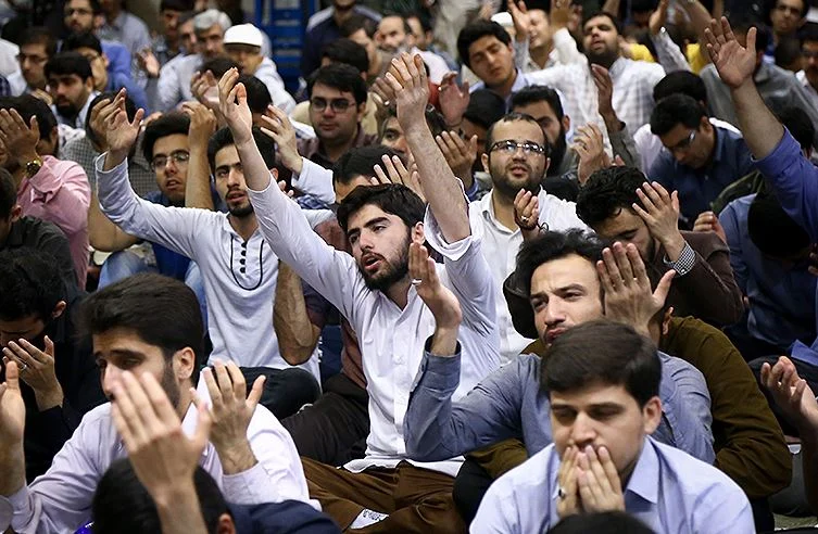 مستندی از اعتکاف دانشجویان در مسجد دانشگاه صنعتی شریف