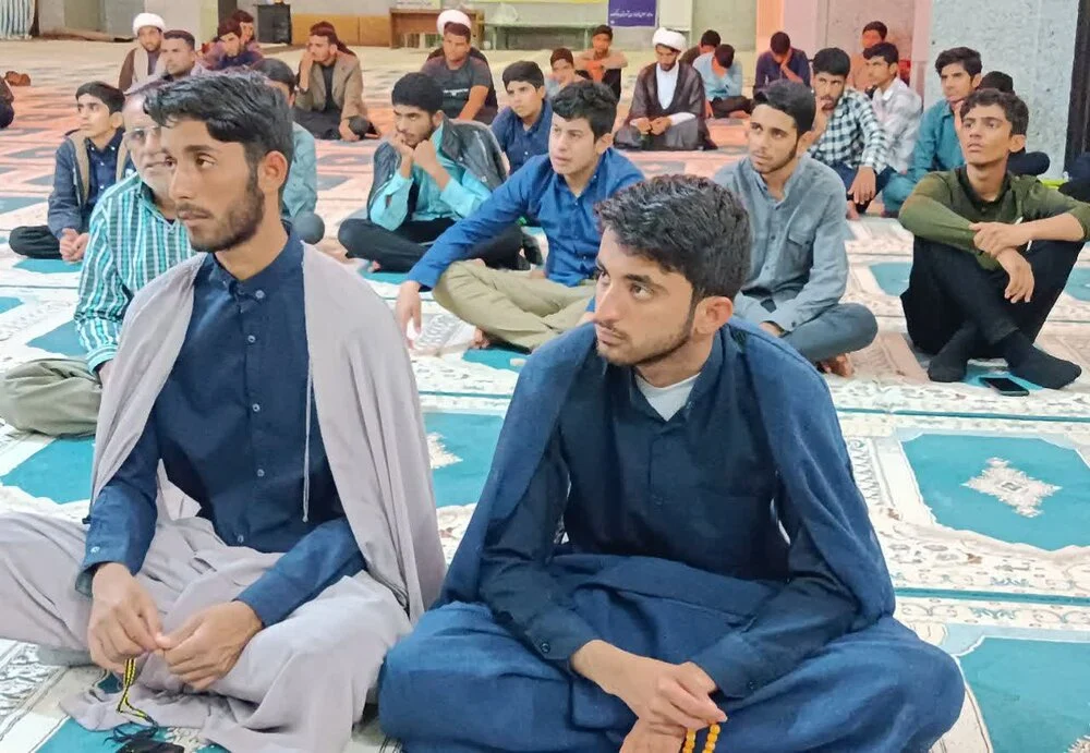 مراسم عزاداری وفات حضرت زینب (س) در جمع معتکفین توسط طلاب مدرسه علمیه مولود کعبه شهرستان جاسک