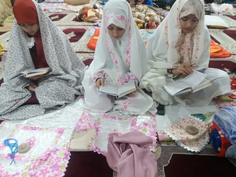 حضور دانش آموز هفت ساله تهرانی به همراه خانواده در اعتکاف