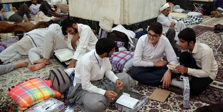 نوجوانان، رکورد جمعیت اعتکاف را در صدمین سال احیای آن شکستند + عکس و فیلم