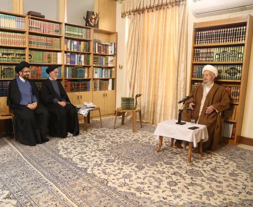 گزارش تصویری/  حجت الاسلام والمسلمین سید علیرضا تکیه ای با آیت الله مکارم شیرازی از مراجع عظام تقلید دیدار و گفتگو کرد.