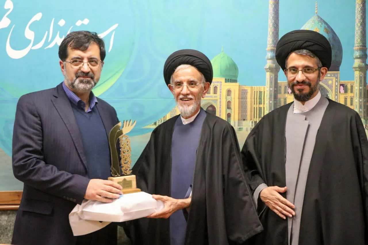 گزارش تصویری || جلسه تجلیل از دست‌اندرکاران اعتکاف با حضور استاندار قم و رئیس ستاد مرکزی اعتکاف حجت الاسلام والمسلمین سید علیرضا تکیه‌ای