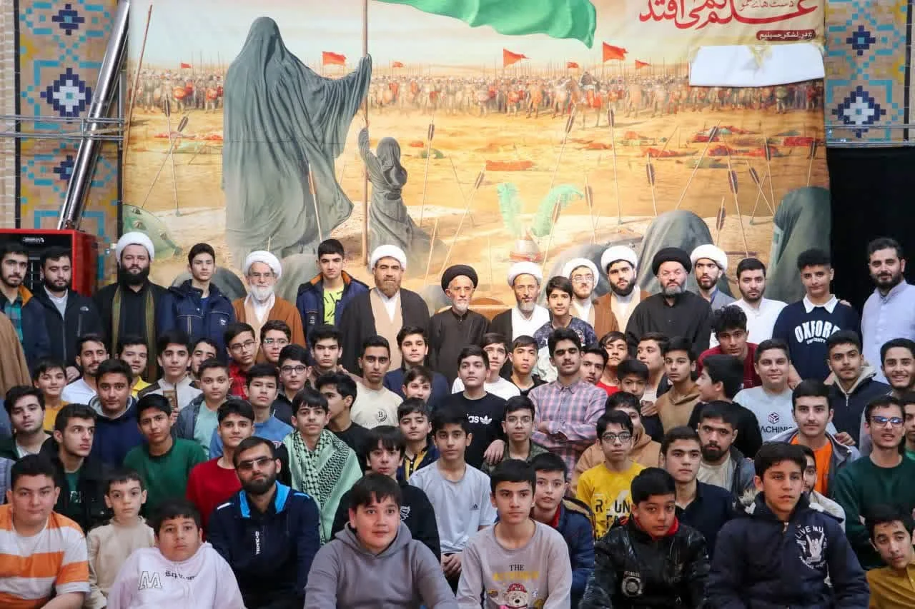 گزارش تصویری || حضور حجت‌الاسلام والمسلمین سید علیرضا تکیه‌ای رئیس ستاد مرکزی اعتکاف در مسجد جامع قزوین و دیدار با دانش‌آموزان معتکف