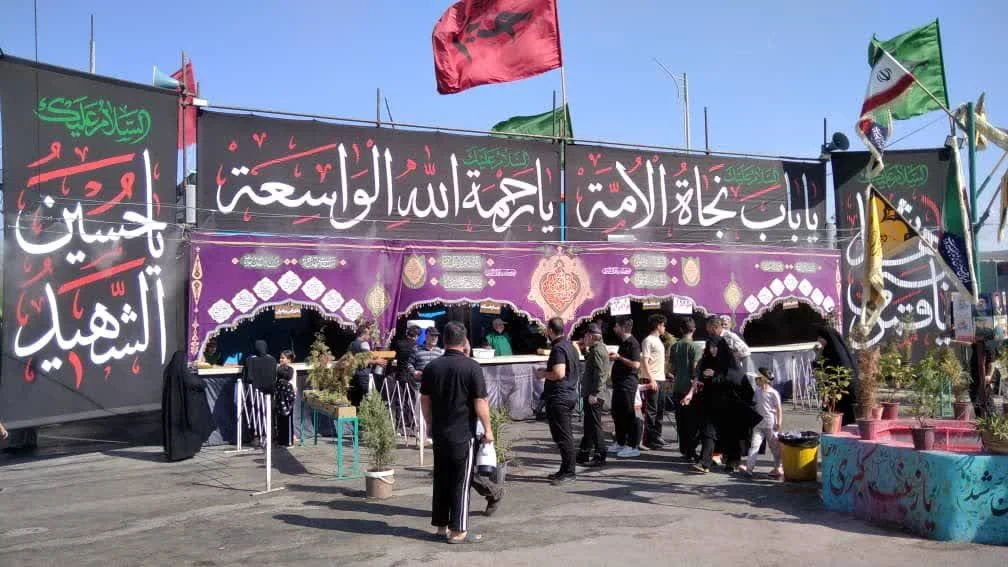 خادمان اعتکاف اراک در مسیر زائران اربعین