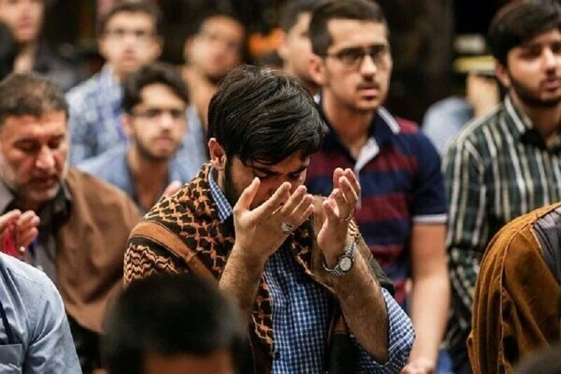 طنین مناجات میلیون ها زائر کوی دوست در مساجد کشور/ خلوت عاشقانه معتکفین آغاز شد