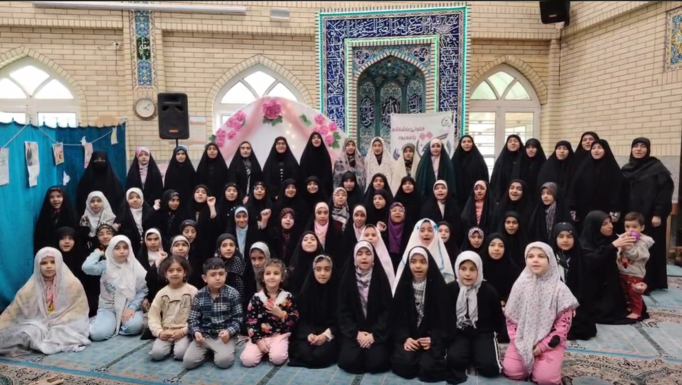 پاسخ دختران معتکف مسجد القرآن شیراز استان فارس نسبت به یاوه‌گویی‌های رئیس جمهور آمریکا و رژیم صهیونیستی