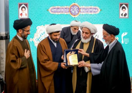 گزارش تصویری (۸) || تجلیل ستاد مرکزی اعتکاف توسط حجت‌الاسلام سید علیرضا تکیه‌ای از خادمین اعتکاف استان قدس رضوی