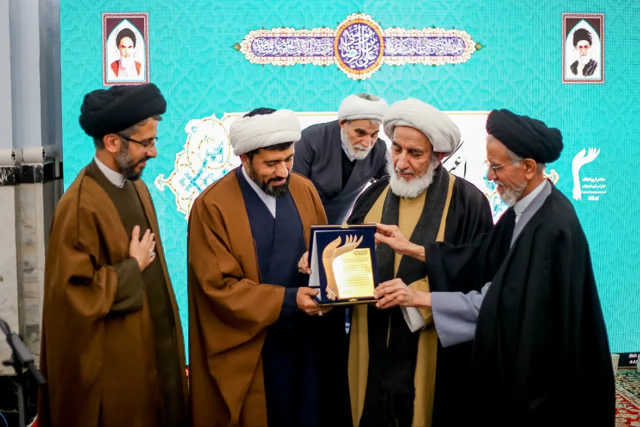 گزارش تصویری (۸) || تجلیل ستاد مرکزی اعتکاف توسط حجت‌الاسلام سید علیرضا تکیه‌ای از خادمین اعتکاف استان قدس رضوی