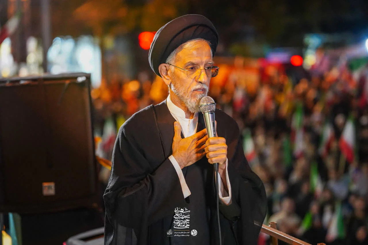گزارش تصویری || حضور حجت‌‌الاسلام تکیه رئیس ستاد مرکزی اعتکاف در تجمع مردم انقلابی محله نیروگاه قم_ شب پنجاه و نهم
