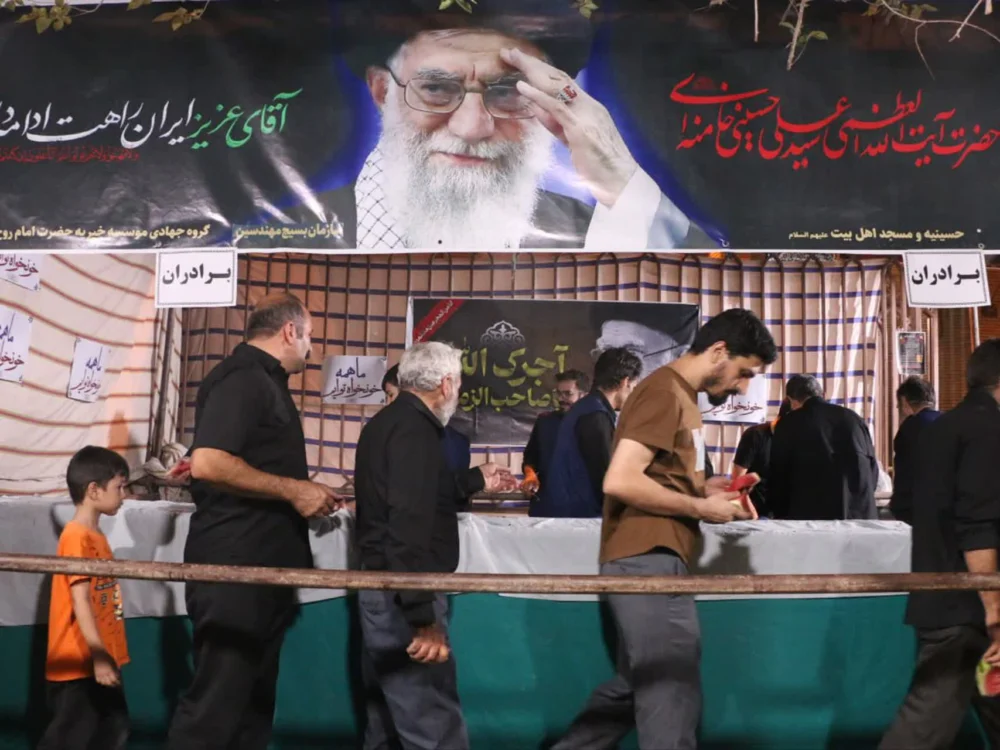 گزارشی از خدمت‌رسانی موکب ستاد مرکزی اعتکاف به زائران و عزاداران در حاشیه برگزاری مراسم باشکوه تشییع رهبر شهید انقلاب در شهر مقدس قم