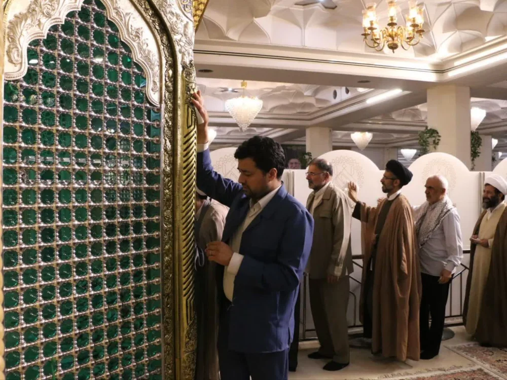 آیین خطبه خوانی و غبارروبی ضریح مطهر حضرت فاطمه معصومه (سلام الله علیها) ویژه دبیران مردمی شورای راهبری اعتکاف کشور در حاشیه اجلاسیه دبیران برگزار شد