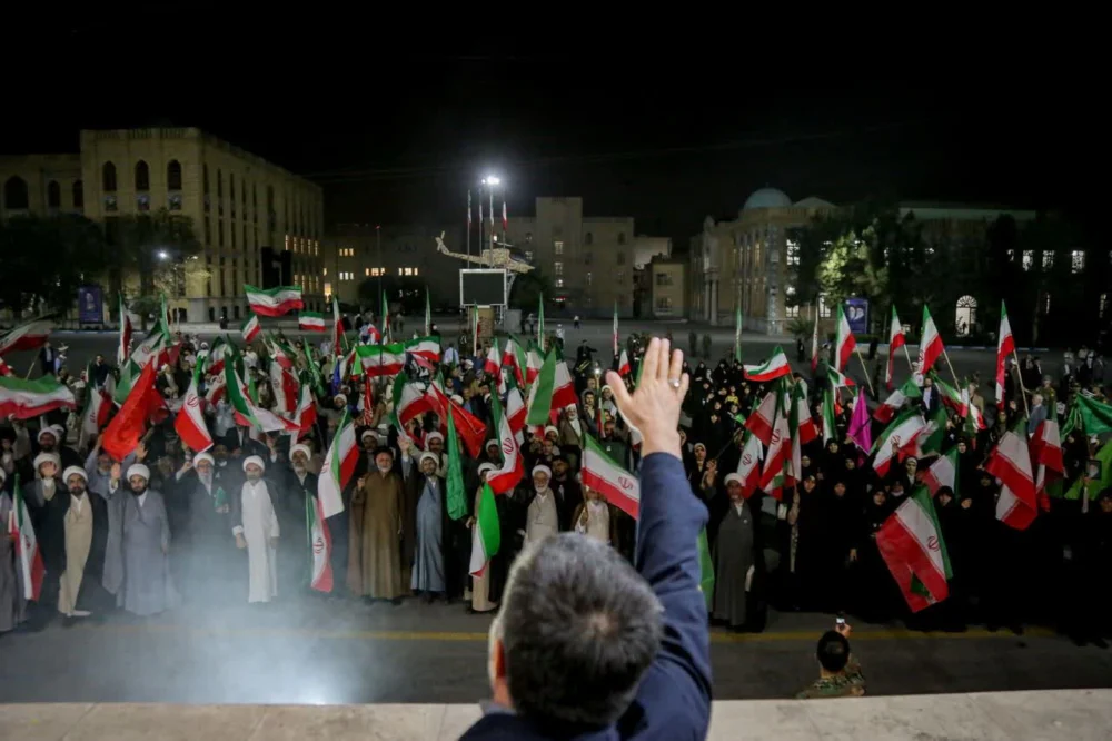 گزارش تصویری(۱۸) || پرچم‌گردانی خادمان اعتکاف کشور در قدمگاه رهبر شهید
