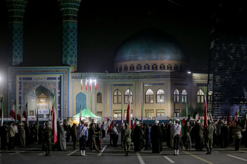 گزارشی حماسی از تجمع شبانه و پرچم گردانی مدیران و فعالان اعتکاف کشور در قدمگاه رهبر شهید انقلاب در دانشگاه افسری امام علی علیه السلام